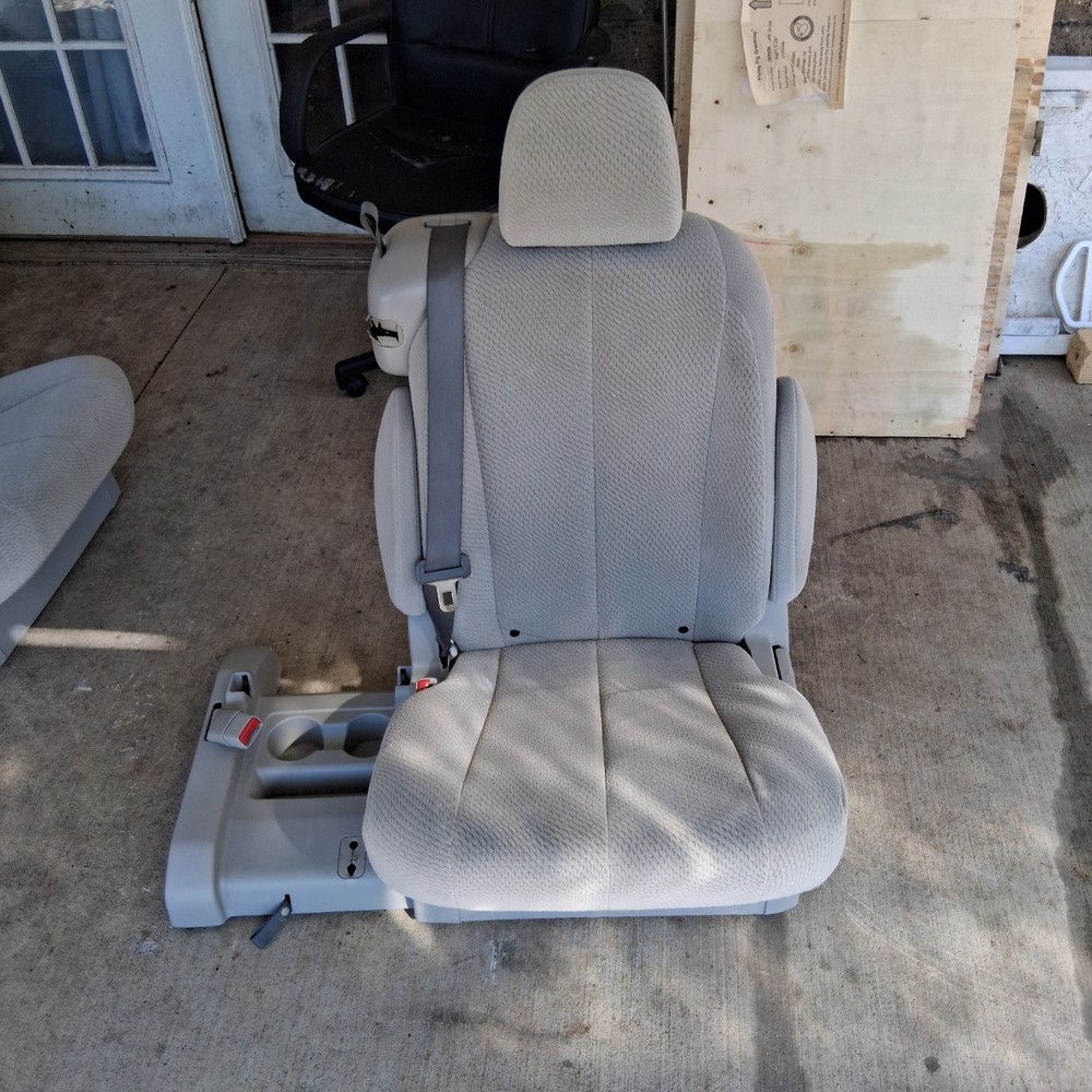 2011-2014 Toyota Sienna Middle Seat Driver Side with Center Console & Baby Seat Bracket
