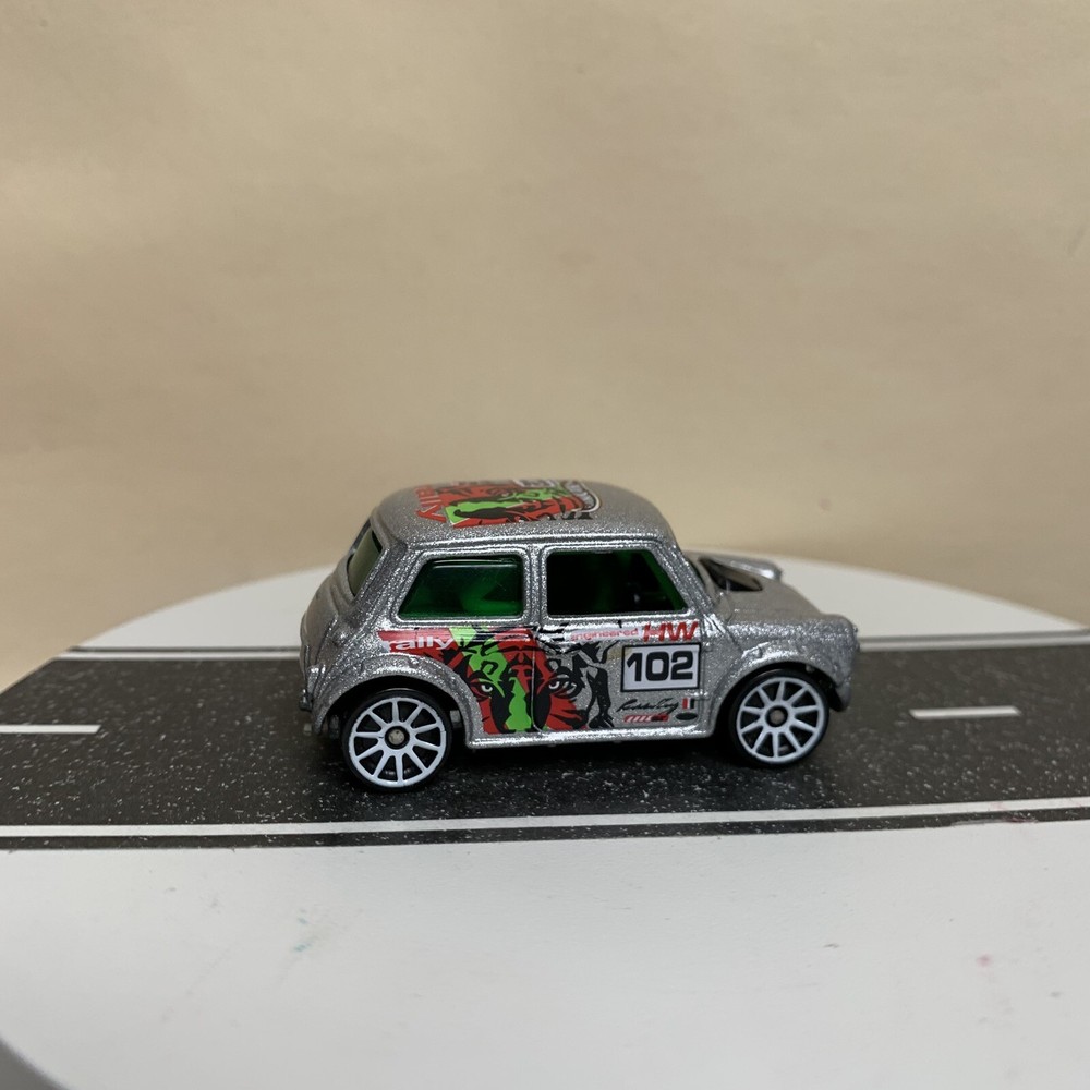 2004 Hot Wheels Tiki Torchers Exclusive Morris Mini Cooper Silver Mtflk w/10sp