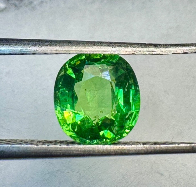 1.60 carat Top Quality Round Vivid Green Natural Tanzanian Tsavorite Garnet