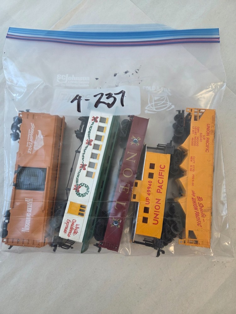 Grab Bag Lot #4-237 HO Scale Rolling Stock 5 Pieces
