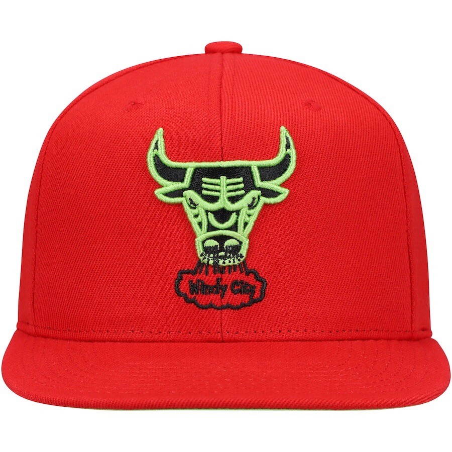 Gorra Mitchell & Ness Chicago Bulls Windy City Reverse Grinch para hombre con cierre a presión