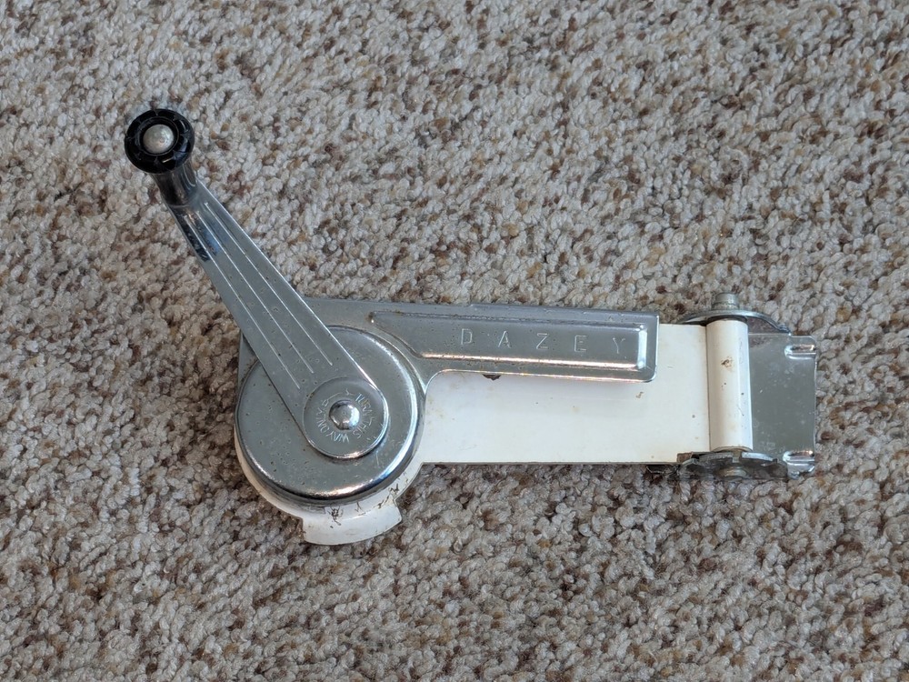 ANTIQUE Vintage DAZEY SUPER SENIOR White Wall Mount CAN OPENER Model 66