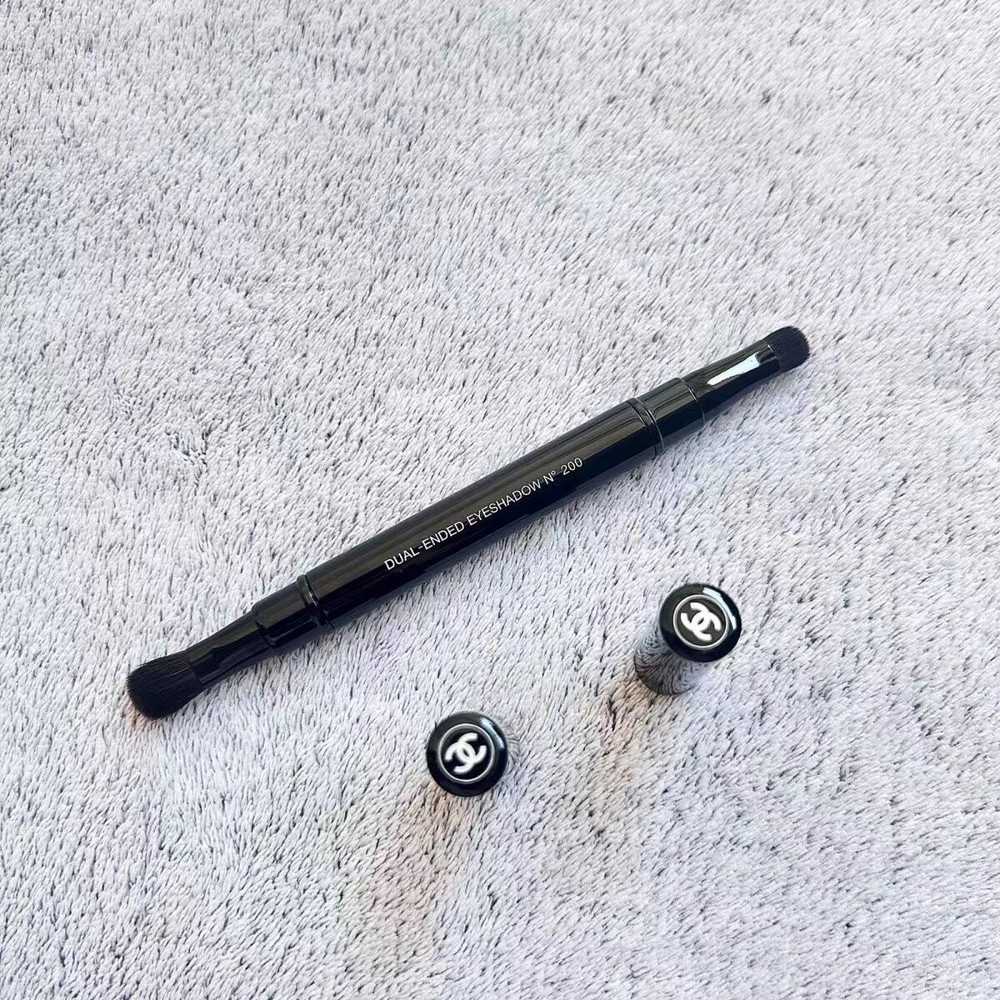 Chanel  BACKSTAGE PROFESSIONAL FINISH MEDIUM EYESHADOW BRUSH Lip brush