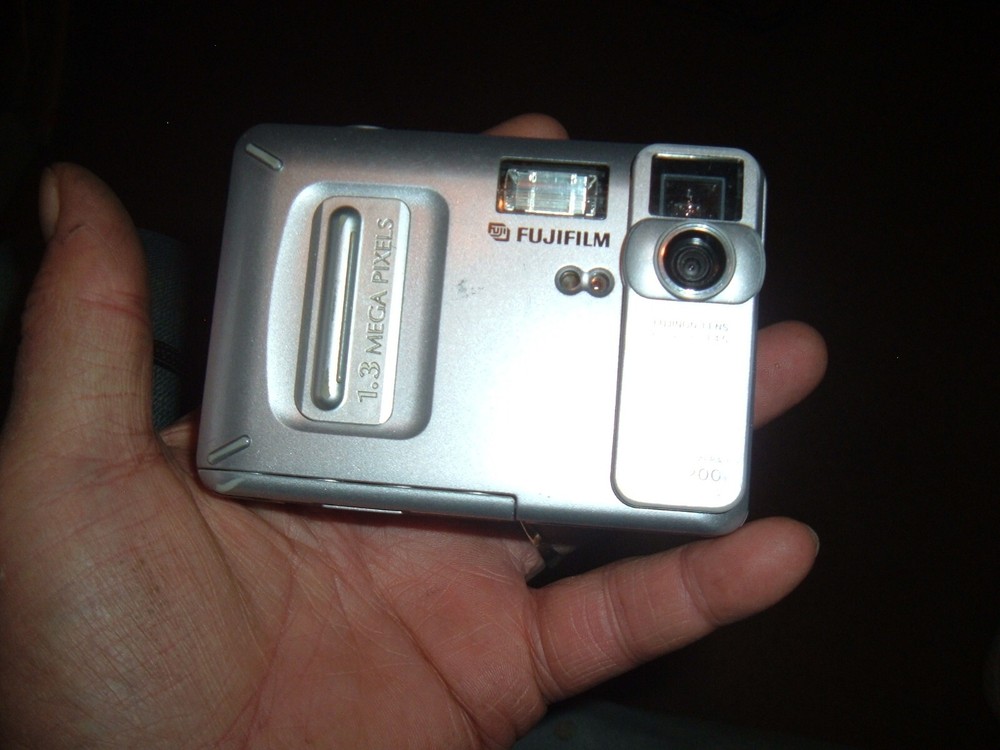 Fujifilm MX 1200 1.3MP Digital Camera with 2 SmartMedia Cards Fully Functional
