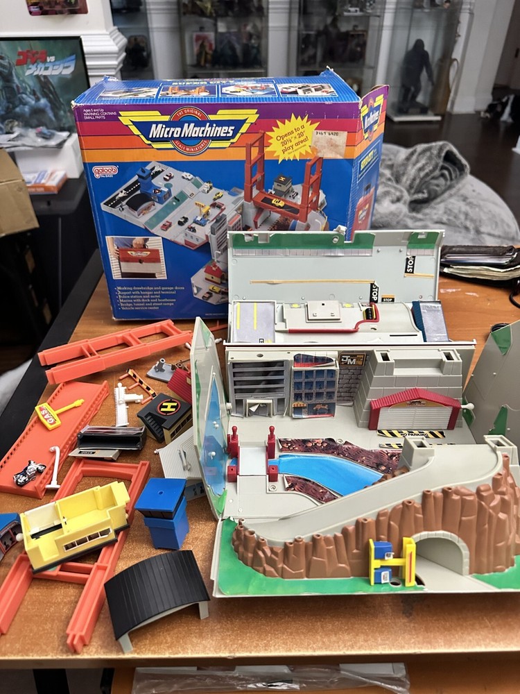 VTG MicroMachines Super City Toolbx Playset Galoob 1989 Incomplete No Cars