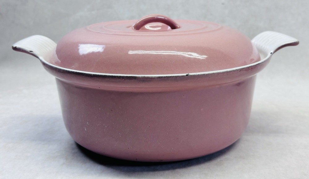 Vintage Pink Enameled Cast Iron Dutch Oven 22 CM Ribbed Handles Mid Century