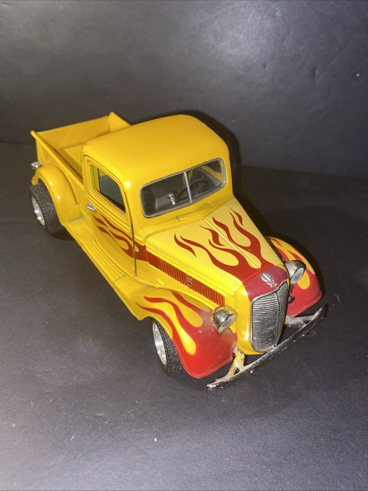 '37 Ford Pick Up Yellow Testors Hot Metal 1/24 Diecast Model