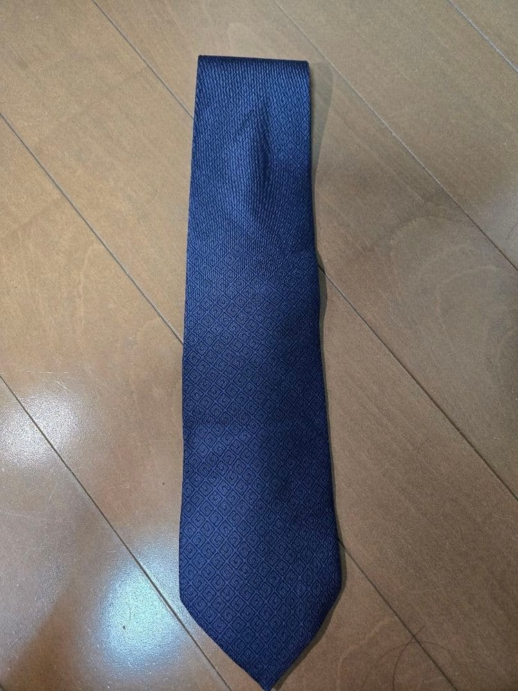 GUCCI Necktie Tie Navy Made in Italy 100% Silk Used All over G Logo pattern