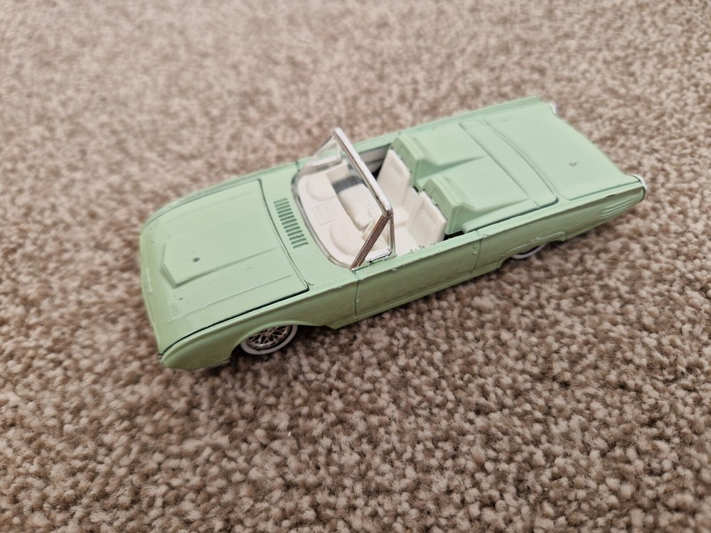 CORGI SOLIDO 1/43 CLASSIC 1968 FORD THUNDERBIRD DIECAST MODEL CAR