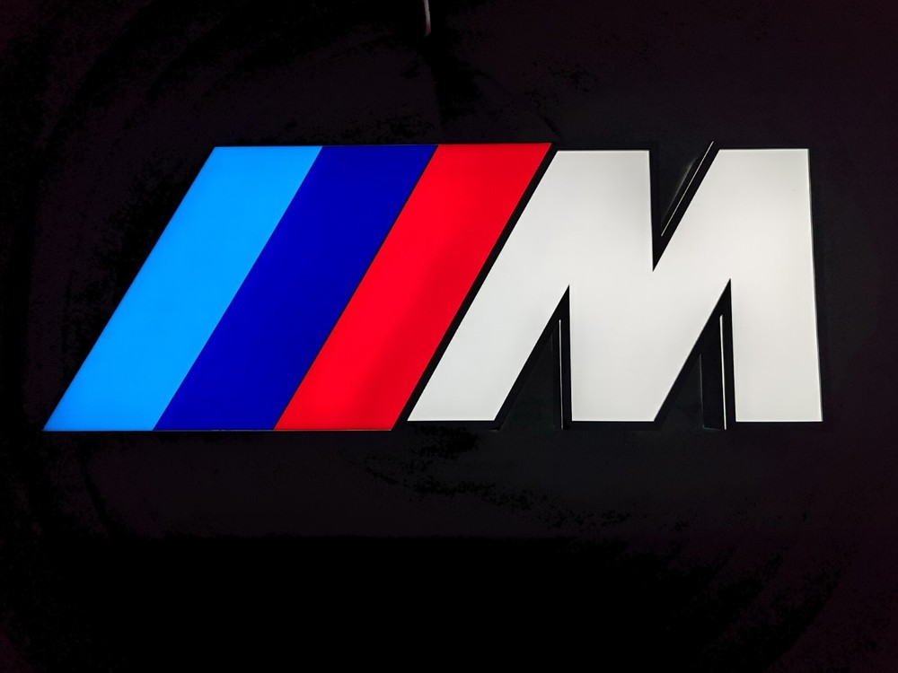 BMW M Performance Garage Sign – Illuminated Light Sign for Your Private M Power Collection – Compatible with USA, UK, and EU – Premium Automotive Decor.