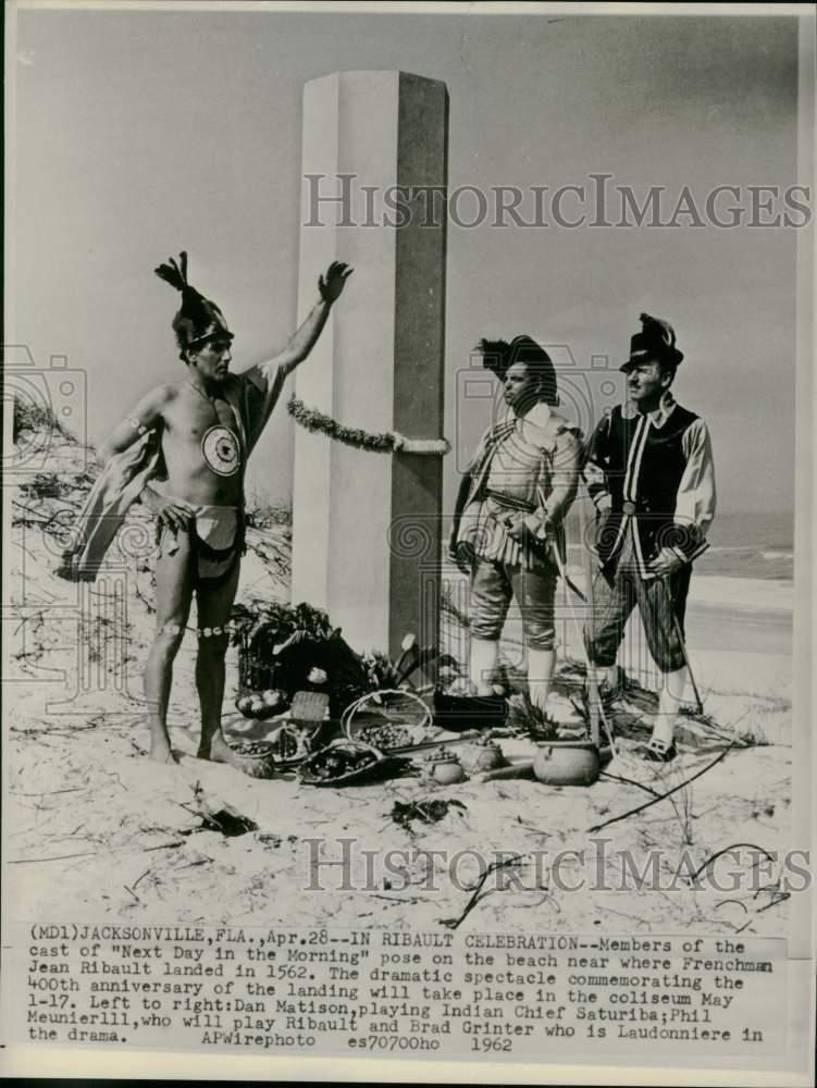 1962 Press Photo Members of the cast of 