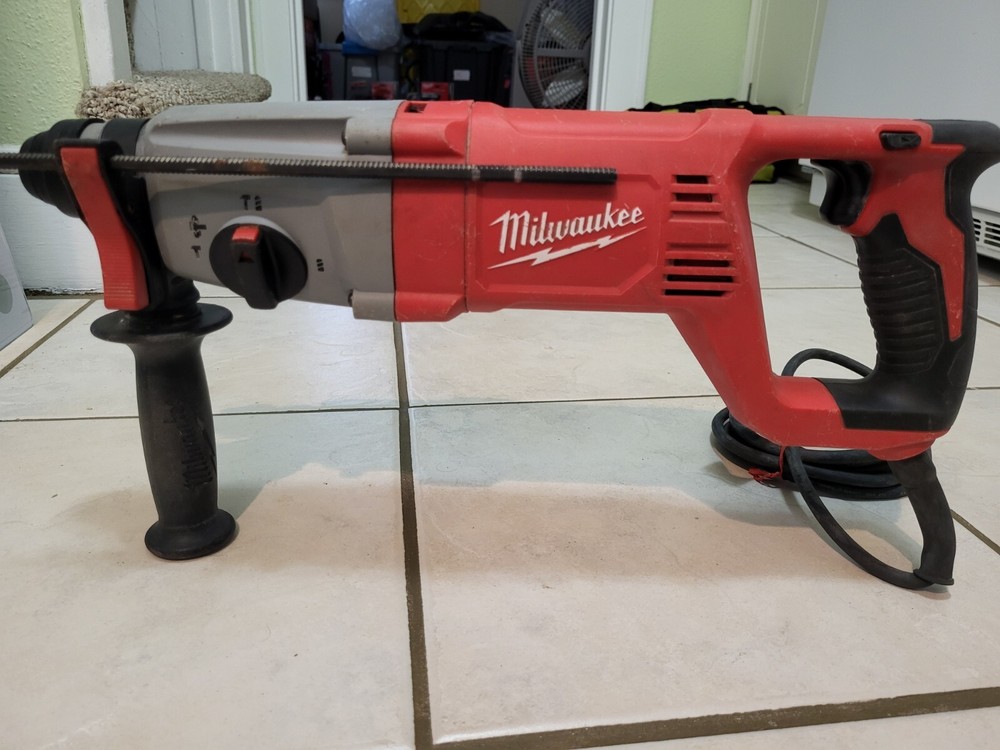 Milwaukee 5262-21 8 Amp Corded 1 in. SDS Plus D-Handle Rotary Hammer GOOD COND.