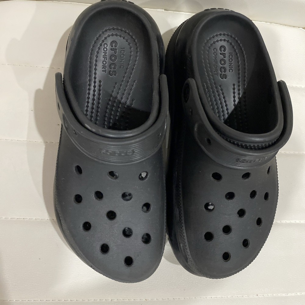 crocs mens 4 Women 6.  Black Crocs Classic Clog Shoes