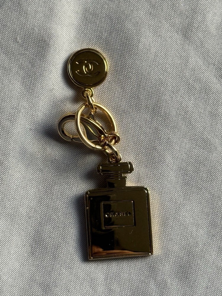 CHANEL 2023 Holiday Limited Edition N°5 Perfume Bottle Novelty Charm Genuine