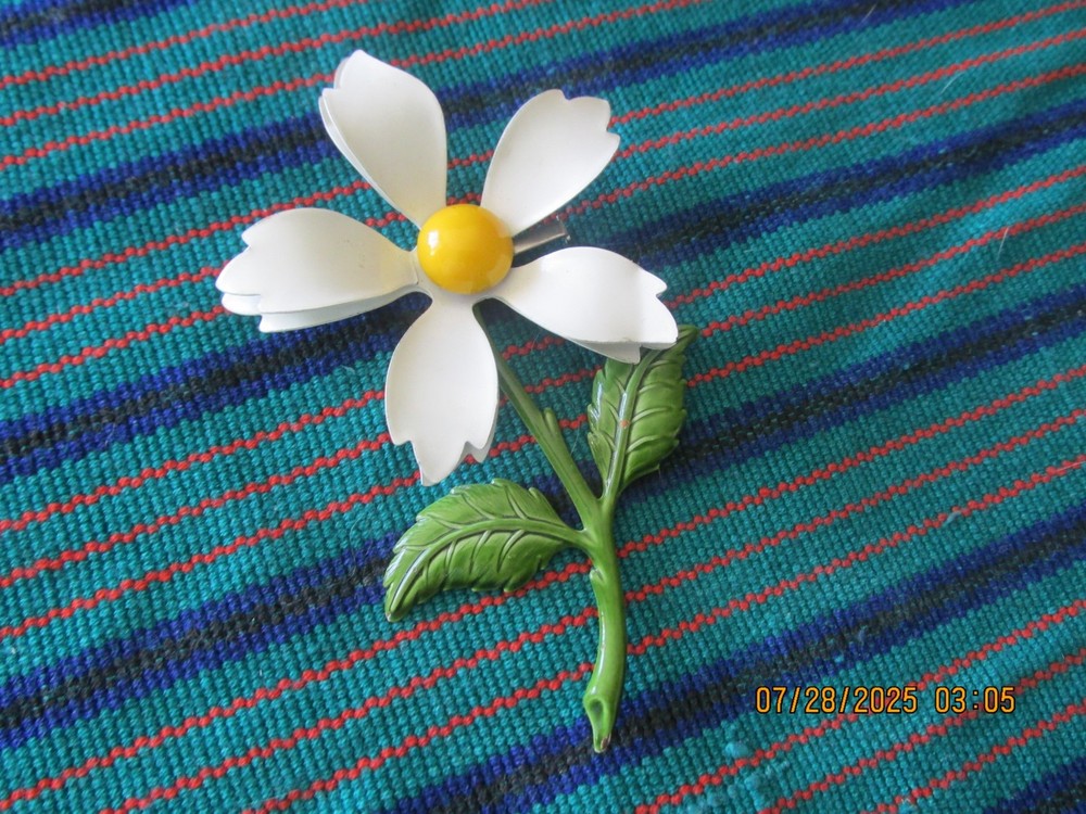 Vintage Daisy Enamel 1960's Brooch