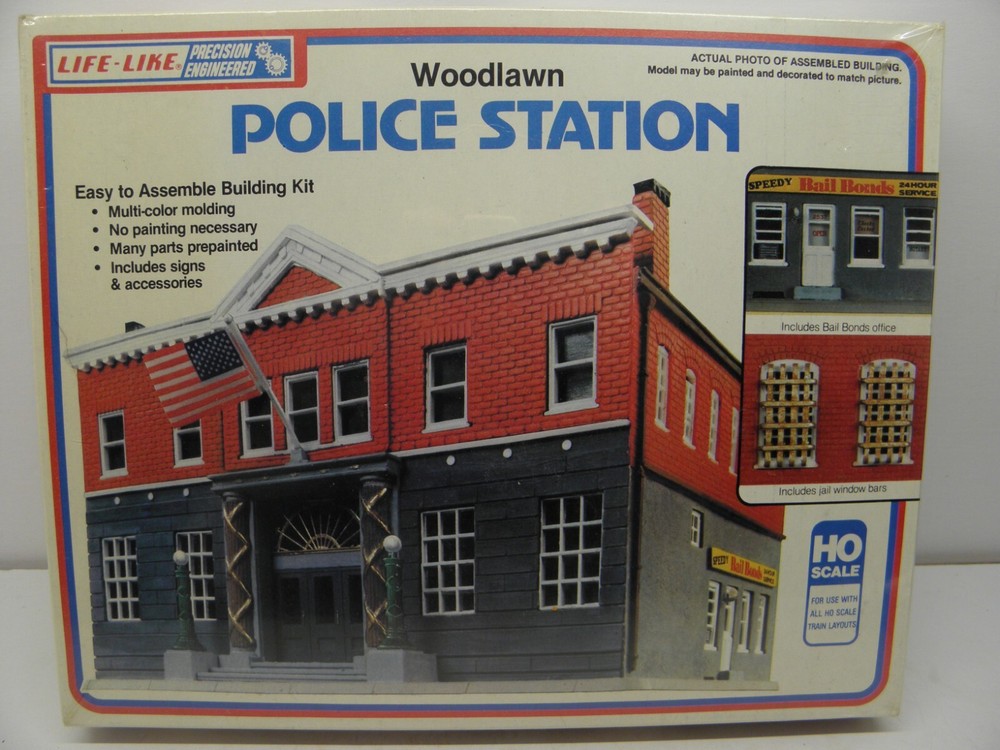 LIFE-LIKE #1382 WOODLAWN POLICE STATION ~ HO SCALE - SEALED KIT