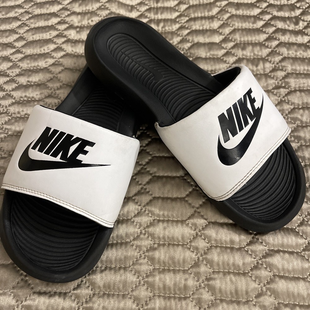 Nike Slides Men's Size 7 Sandals.  White /Blk.  Gray Condition