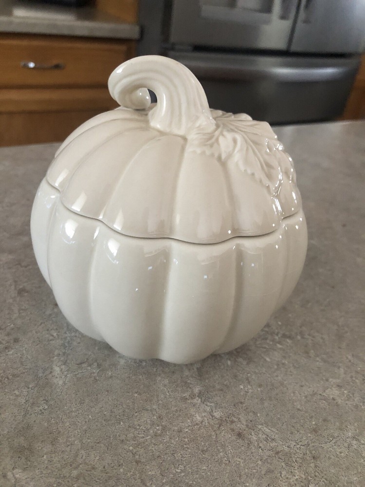 Bath & Body Works Slatkin & Co Sweet Cinnamon Pumpkin Candle 3 oz new!