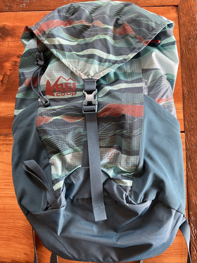 REI Flash 22 Daypack 22L Ultralight Backpack Hiking Travel Wave/ Stripe Pattern