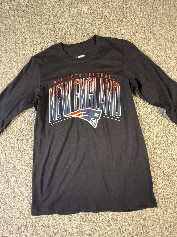 NWT New England Patriots Tshirts Men’s Size Small Logo Graphic Long Sleeve