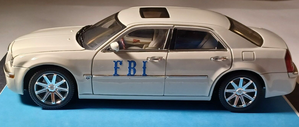 2005 Motor Max - Chrysler 300C - HEMI - Daimler - Scale 1/18 - White - Used