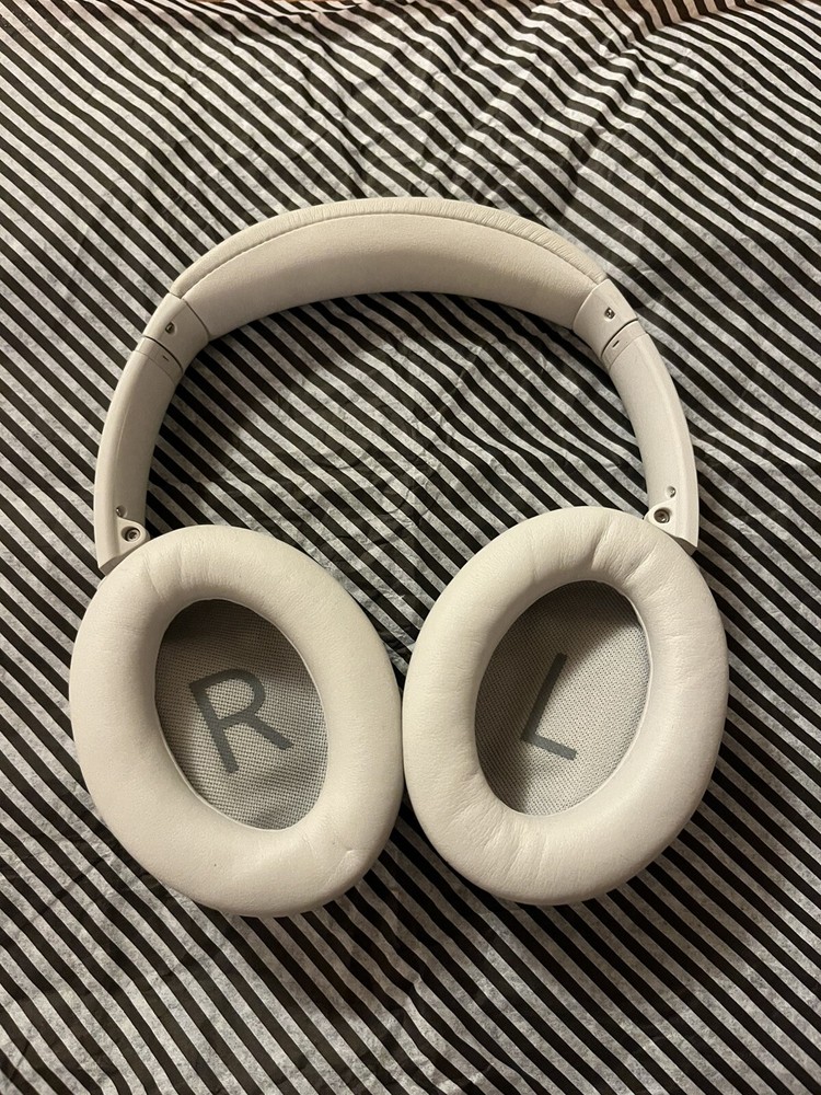 Bose QuietComfort Wireless Over-Ear Headphones - White Smoke