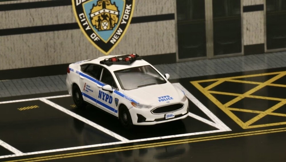 EY 1:64 596Model Fusion NYPD Police Interceptor Model Diecast Metal Car