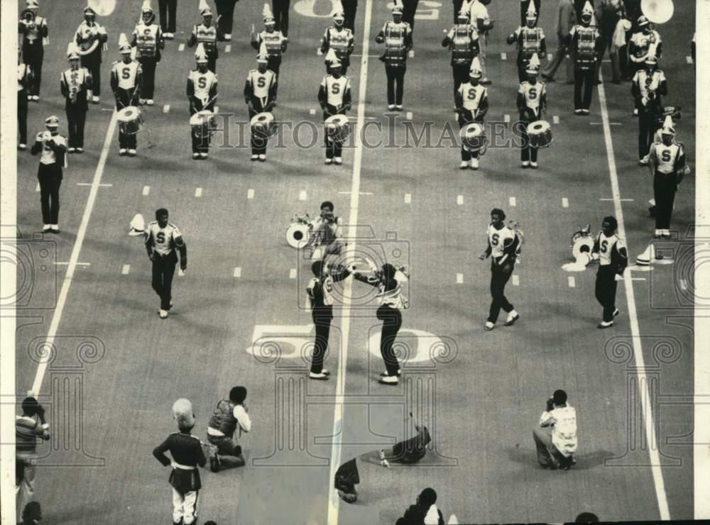 1976 Press Photo Southern University Band performs on football field at halftime