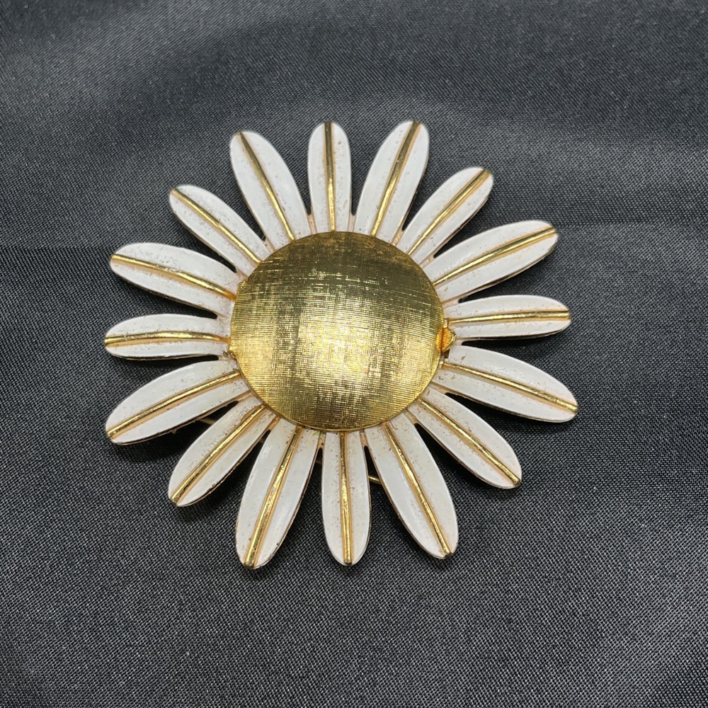 Vintage Avon Enameled Daisy Brooch Pin Solid Perfume Compact ‘GLACE' Flower