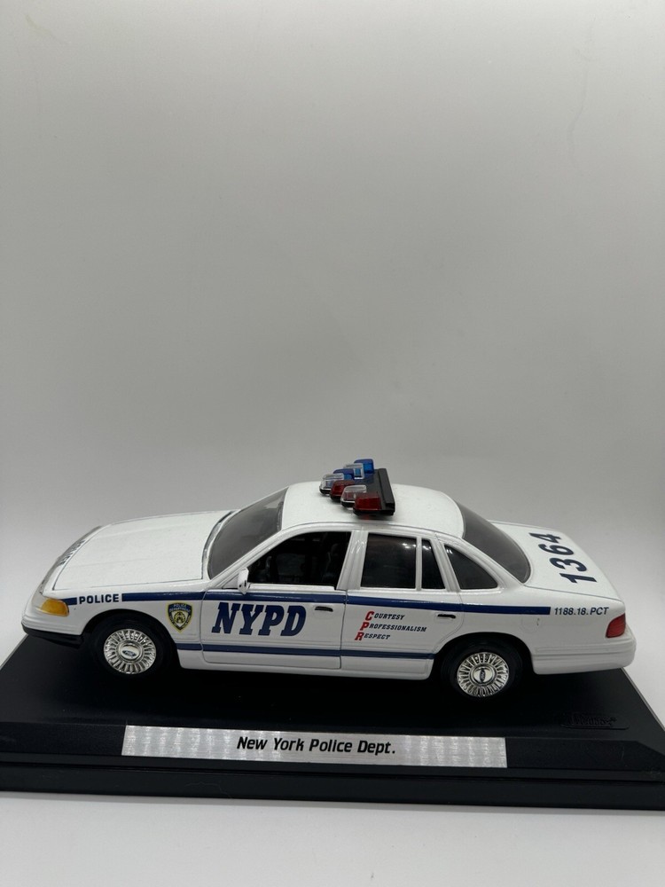 Motormax 2001 NYPD Crown Vic Police 1/24 scale Diecast Car used loose With Case