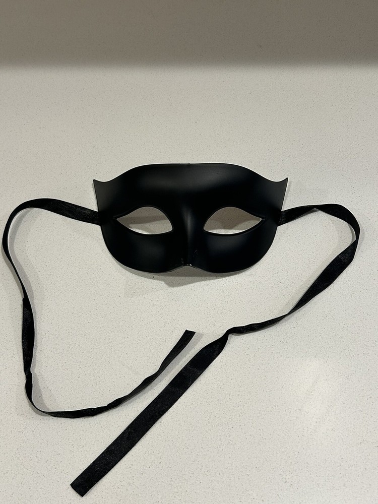 Masquerade mask - classic Halloween New Years Eve costume - Black-image