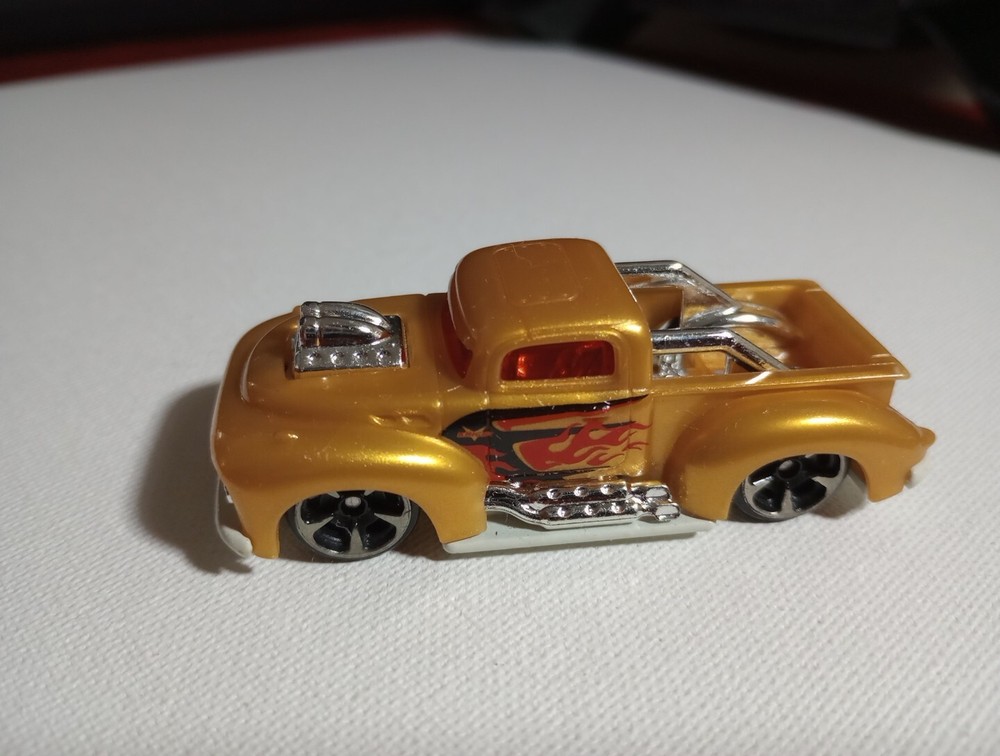 ZURU METAL MACHINES GOLD PICKUP TRUCK W/ RED BLACK FLAMES CHROME