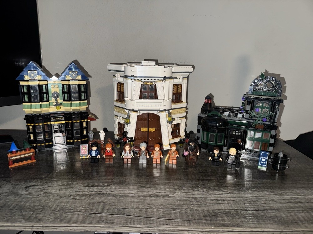 Lego Harry Potter Diagonal Alley. Set Number 10217 Has Everything Except Box