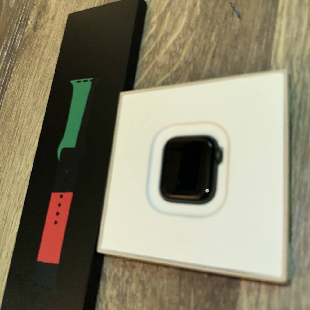 OPEN BOX Apple Watch Series 6 40mm (GPS) Nike Aluminum Case / Black Unity Band