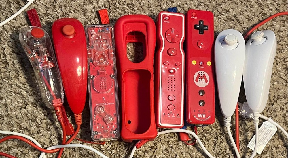 Lot of 3 Wii controllers, 4 nunchucks, 1 skin, UNTESTED! LTD Mario controller