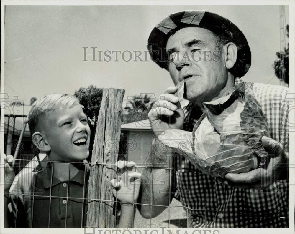 1960 Press Photo Emmett Kelly plays Weary Willie the clown to entertain a child