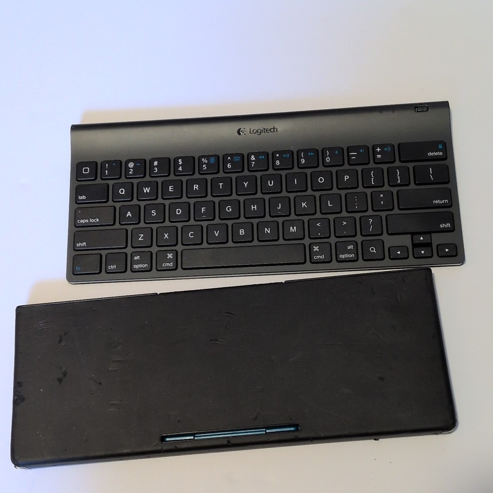 Logitech Wireless Keyboard for iPad Tablet Untested