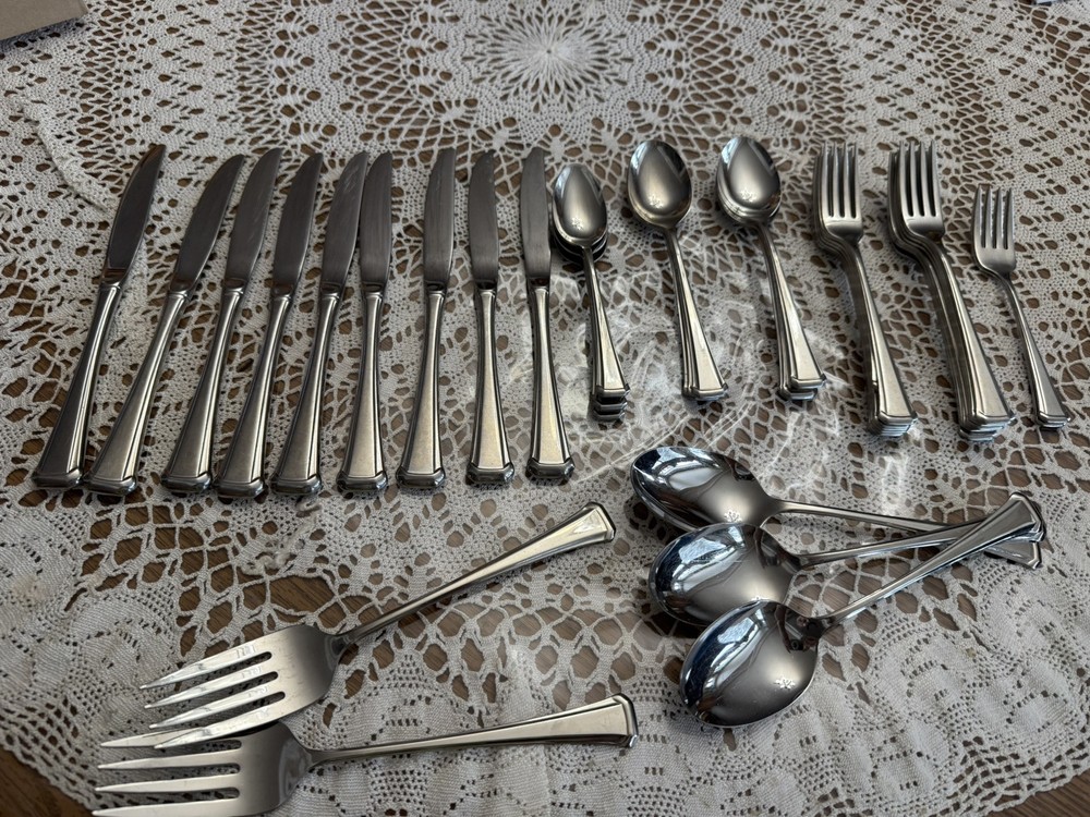 42 Piece S.S.S. Oneida Ltd Stainless Silverware Serving Set Mint Condition