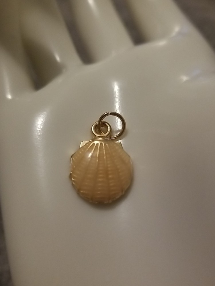 Cream Shell Pendant Charm – Gold Tone Trim