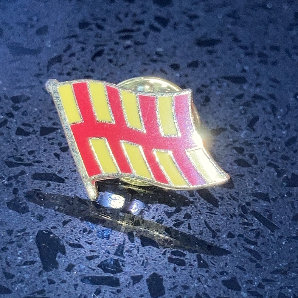 Northumberland Flag Enamelled Pin Badge In VGC (3279)