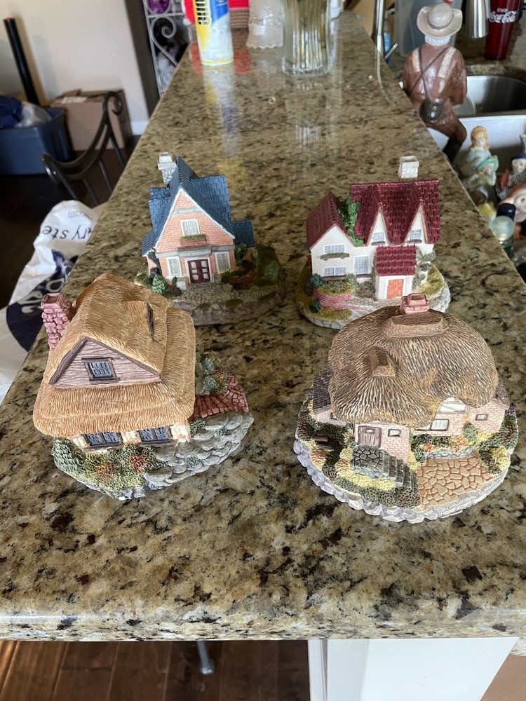 Olde Englands Classic Cottages Set of 4 Miniature Houses