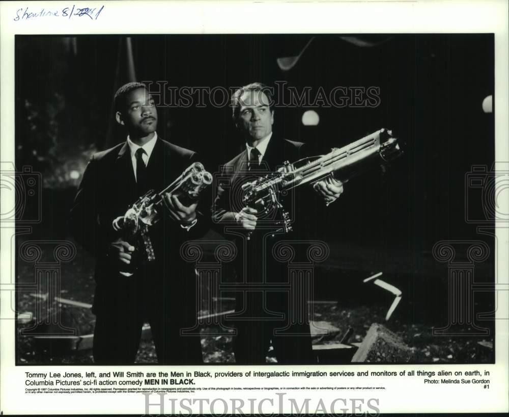 1997 Press Photo Tommy Lee Jones and Will Smith star in the sci-fi 