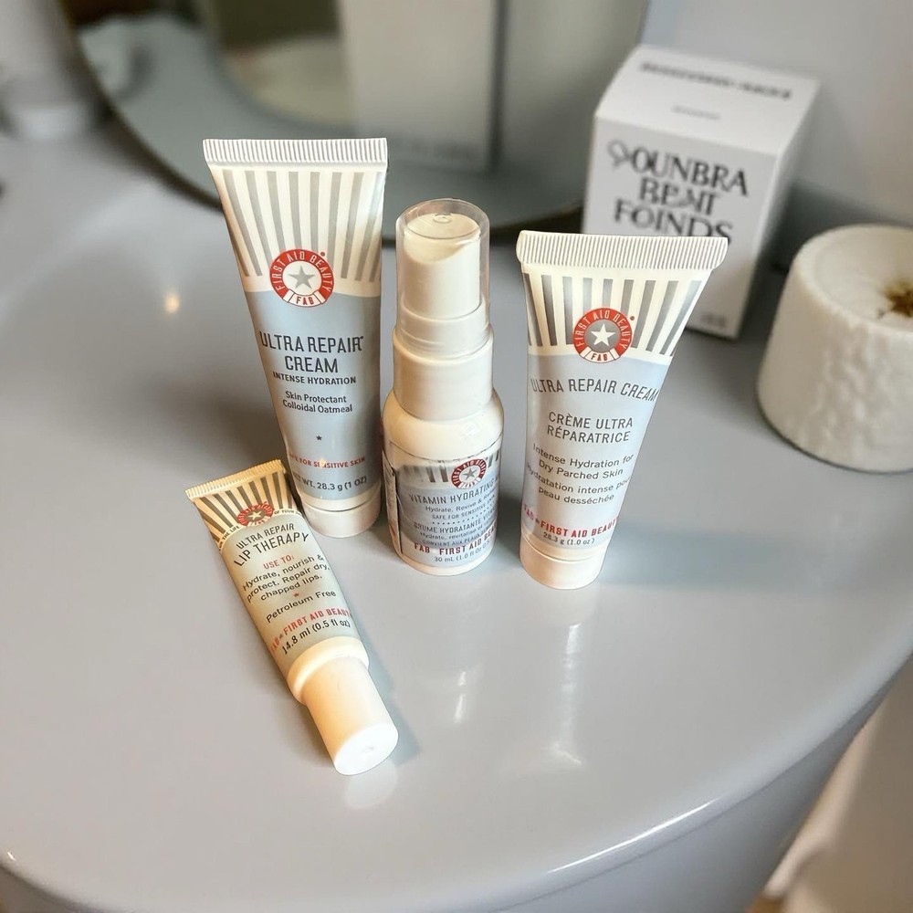 Primeros Auxilios Belleza FAB Cuidado de la Piel 4 Piezas Regalo Viaje Terapia Labial, Crema, Niebla + Set