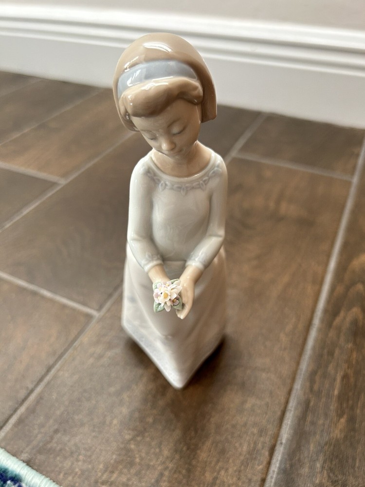 Lladro Treasures of Childhood Porcelain Figure 6982 Retired 2010 Issued 2003