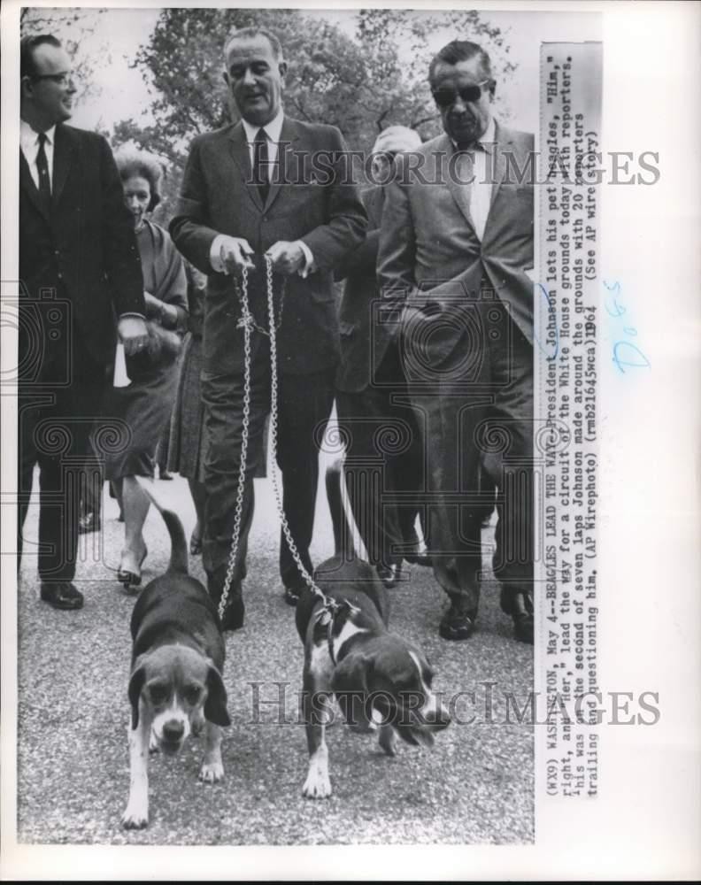 1964 Press Photo President Johnson walks his beagles around White House grounds