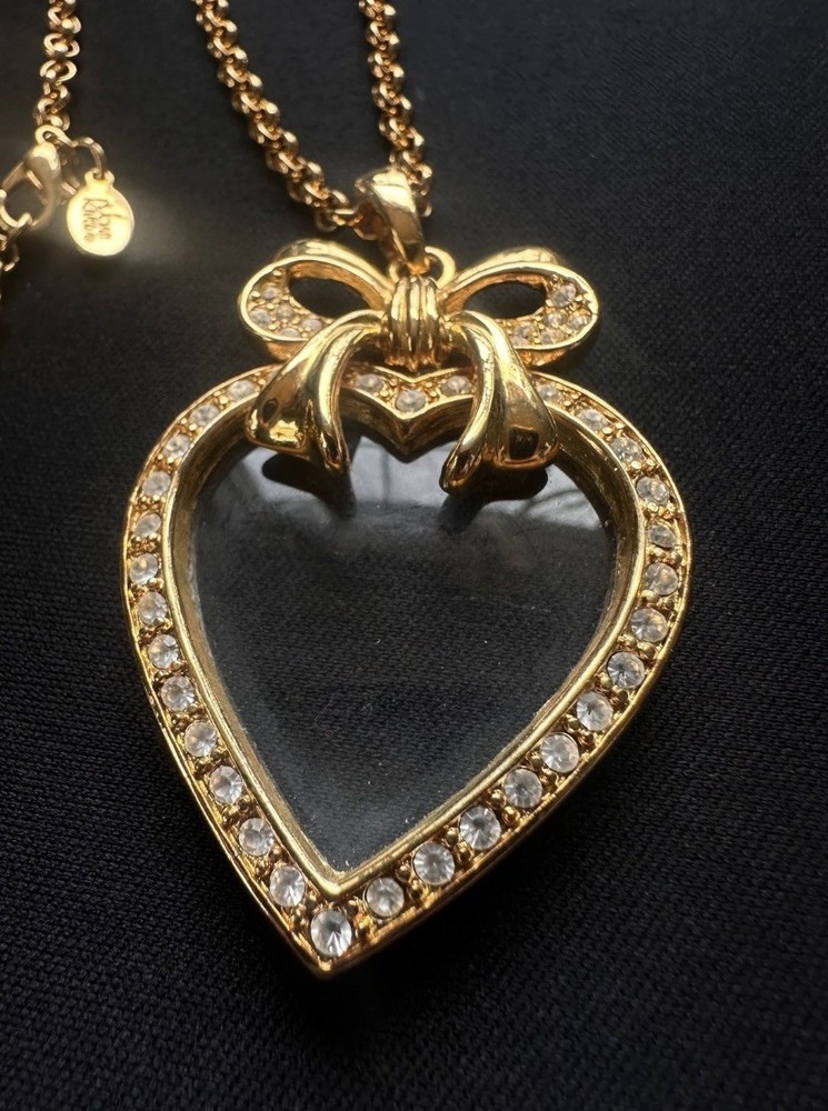 Vintage Joan Rivers Gold Tone Heart Magnifying Glass Pendant Necklace.