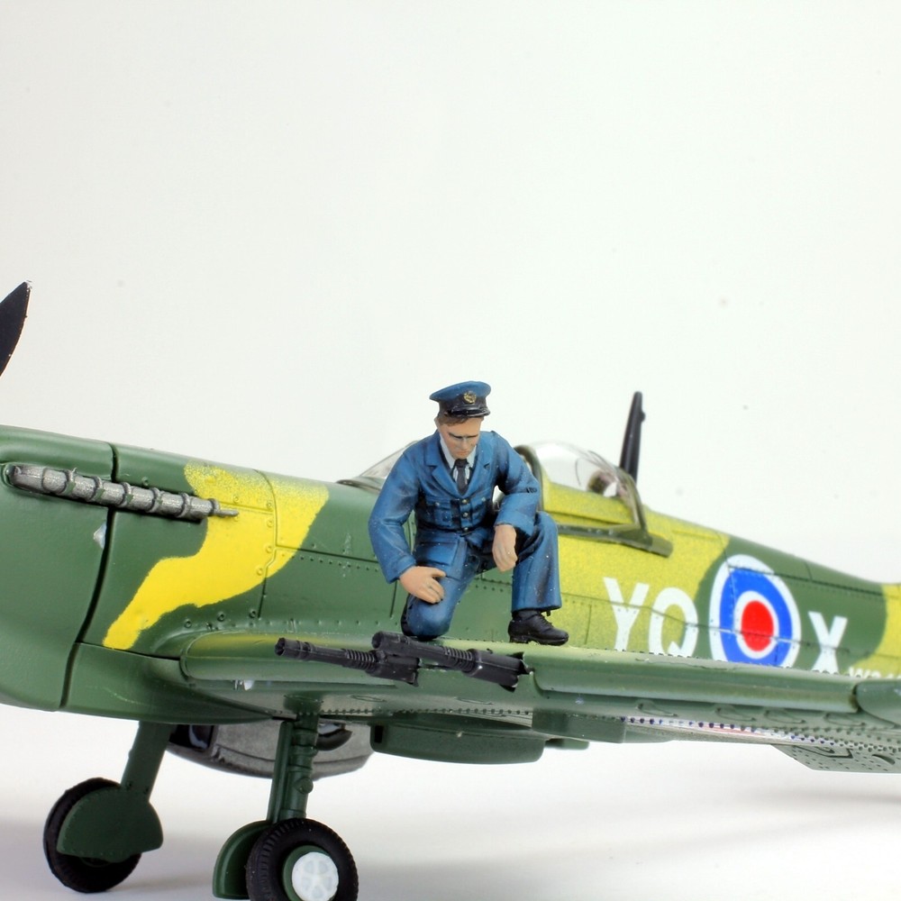 PreSale Pro-Painted RAF Crew WW2 1:48 #1-image