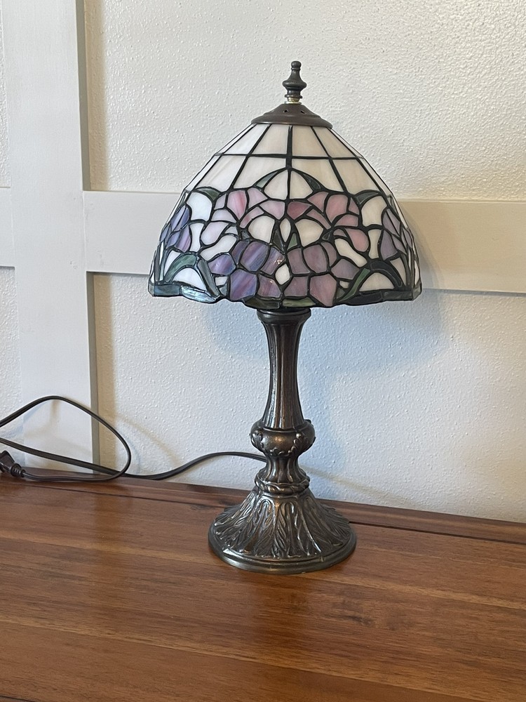 Tiffany Style Stained Glass Table Lamp Vintage Leviton. Beau Purple Pink Flowers