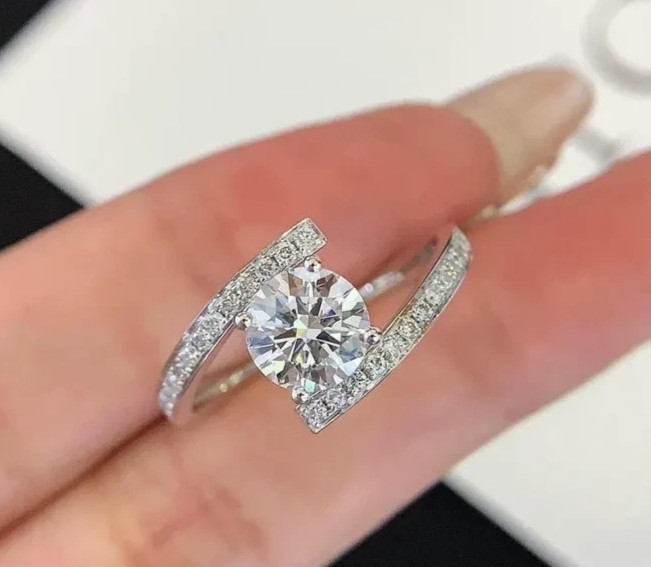 Gorgeous 2Ct Round Cut Simulated Diamond Wedding Ring In 14k White Gold Plated