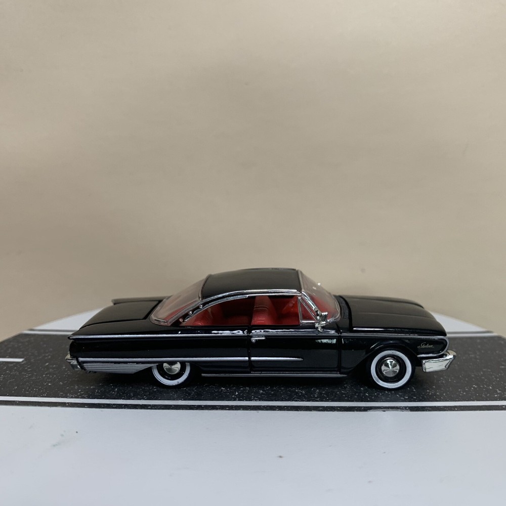 ERTL American Muscle 1960 Ford Starliner 2-Door Hardtop Black/Red Interior 1:64